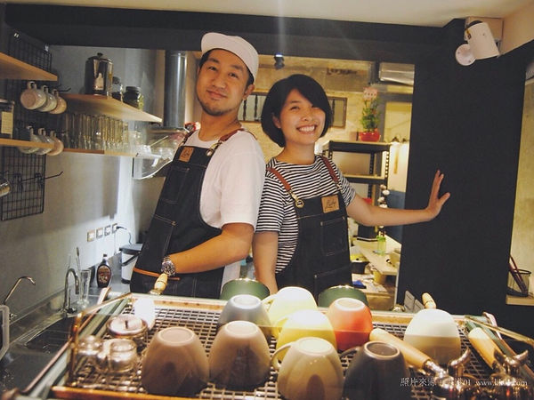 樂奇港味 老闆與老闆娘店內合影.JPG